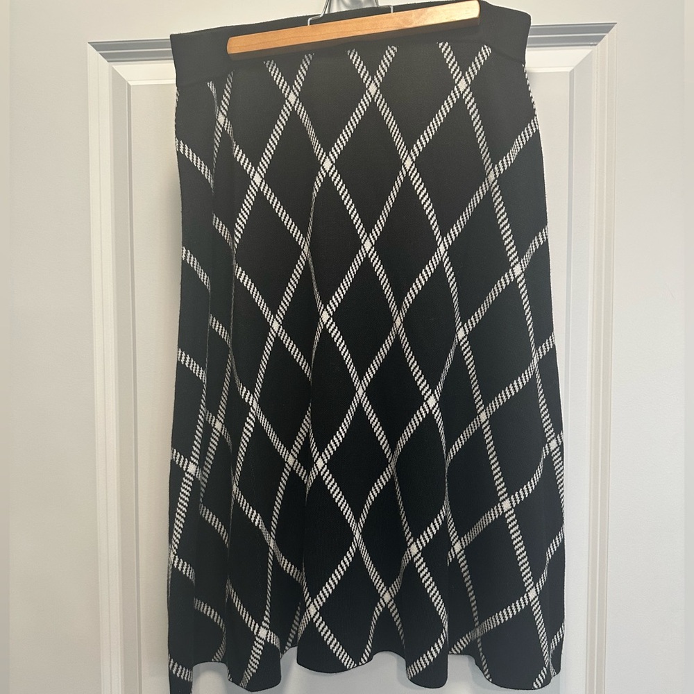 KEREN hart black & white diamond pattern knit A-line midi skirt. Size Med.